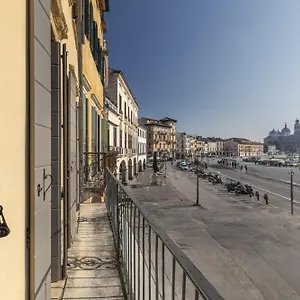 Apartment Palazzo Carpediem-prato Della Valle, Padua
